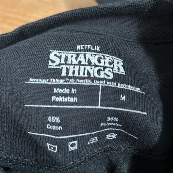 NETFLIX STRANGER THINGS size medium sweatshirt chapter 9 The Piggyback be still - Picture 6 of 6